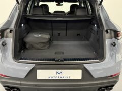 Thumbnail image: Porsche Cayenne 3.0 V6 E Hybrid 25.9 KwH