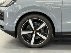 Thumbnail image: Porsche Cayenne 3.0 V6 E Hybrid 25.9 KwH