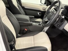 Thumbnail image: Land Rover Discovery 3.0 P360 HHEV Dynamic SE