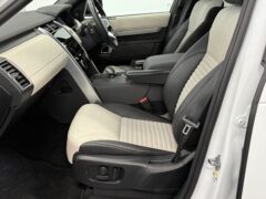 Thumbnail image: Land Rover Discovery 3.0 P360 HHEV Dynamic SE