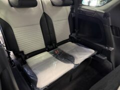 Thumbnail image: Land Rover Discovery 3.0 P360 HHEV Dynamic SE